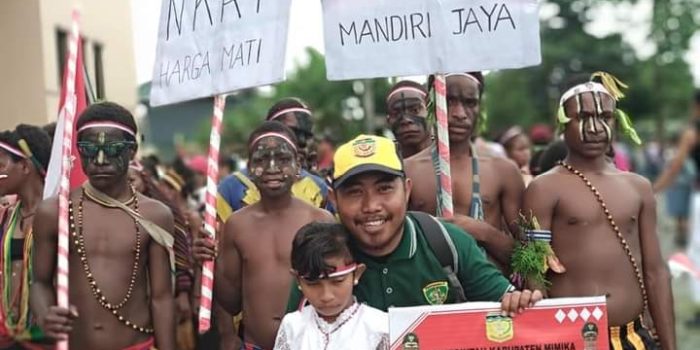Potret Pendidikan di Hari Guru, Dengan Fasilitas Seadanya Anak-anak di Papua Tetap Semangat Belajar