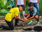 Rochy Putiray Bersama Salah Satu Pemain WBFC Melakukan Penanaman Pohon Bintangur