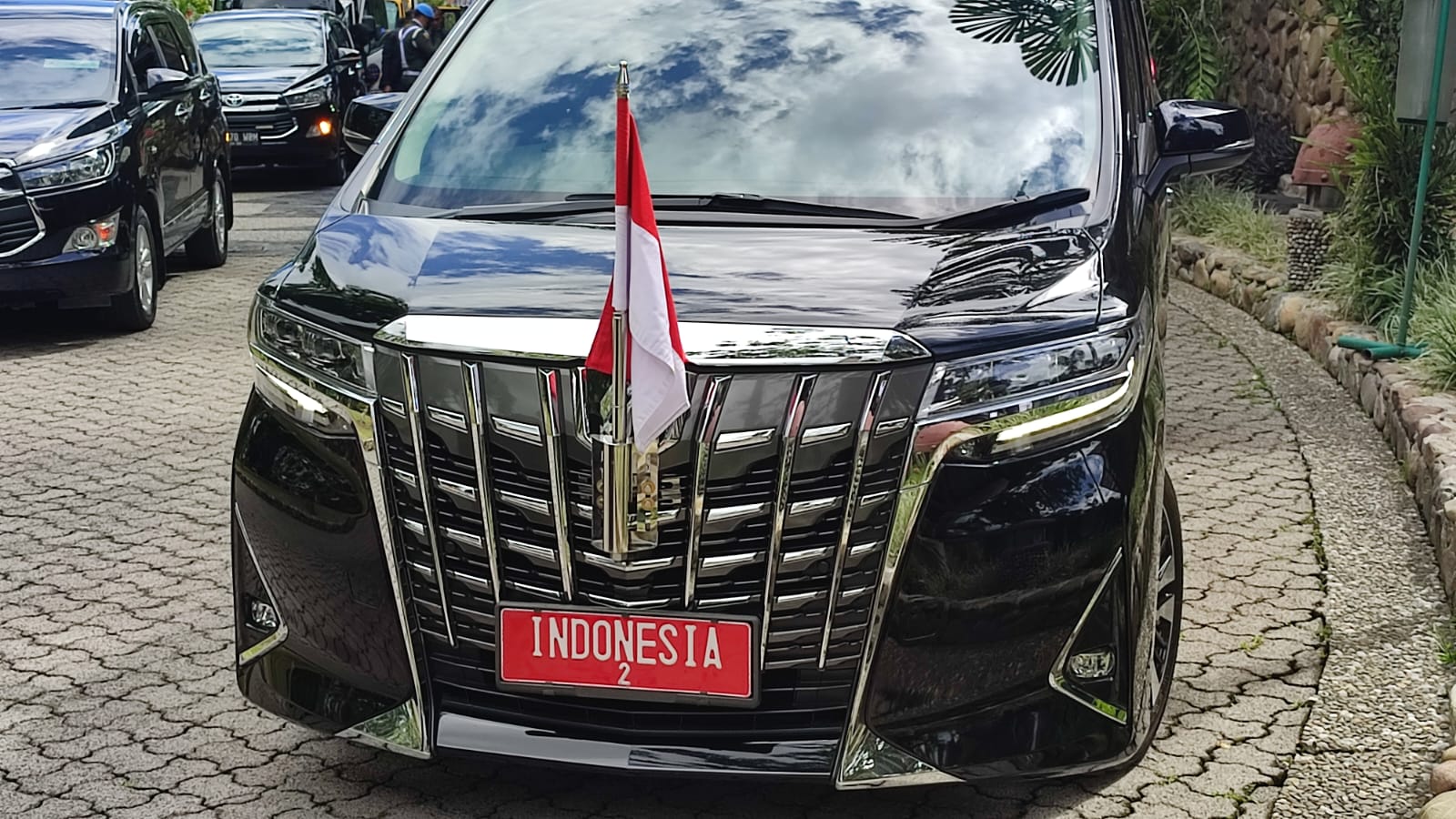 Caption : Tampak wartawan hanya bisa mengabadikan mobil yang digunakan Wapres di Kabupaten Mimika