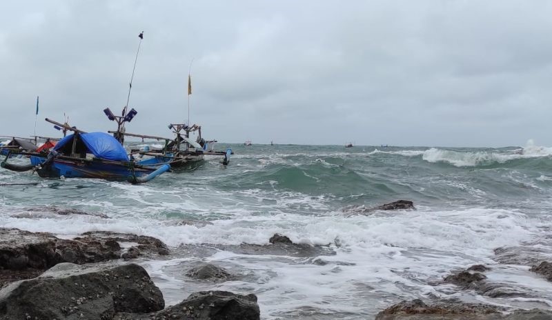 Gelombang tinggi di Pantai Selatan Cianjur, Jawa Barat, masih terjadi hingga akhir bulan November, sehingga wisatawan diimbau tidak bermain di pinggir pantai.