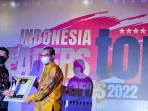 Bupati Mathius Terima Penghargaan Indonesia Top Leaders 2022