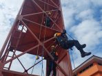 Siaga Khusus Natal dan Tahun Baru, Personil Rescuer SAR Timika Latih Teknik Pertolongan di Medan Ketinggian dan Air