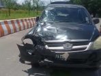 Motor Vixion Hantam Innova Hitam di Jalan Masuk Bandara Timika, Pengendara Patah Kaki