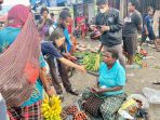 Peringati Hari Ibu, Mama-mama Papua di Pasar Lama Timika Dapat Kado dari GMKI, Sederhana Tapi Bermakna