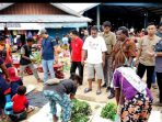 Bercelana Pendek, Bupati Biak Numfor Borong Jualan Mama-Mama Papua di Pasar Darfuar