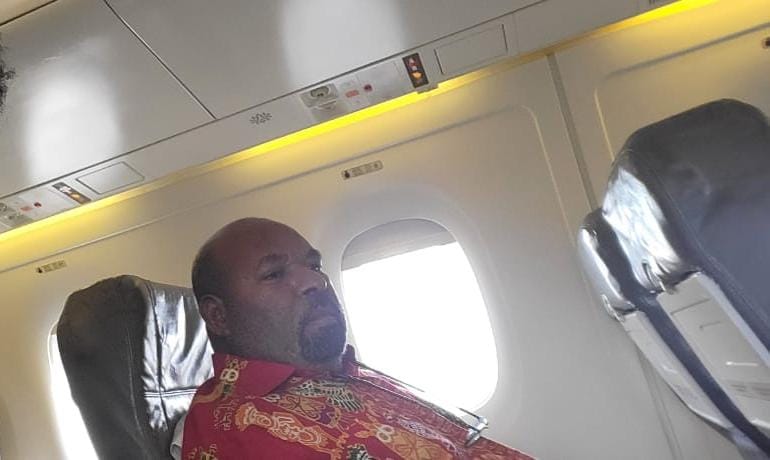 Foto Istimewa, Gubernur Papua Lukas Enembe berada dalam pesawat saat hendak diterbangkan ke Jakarta