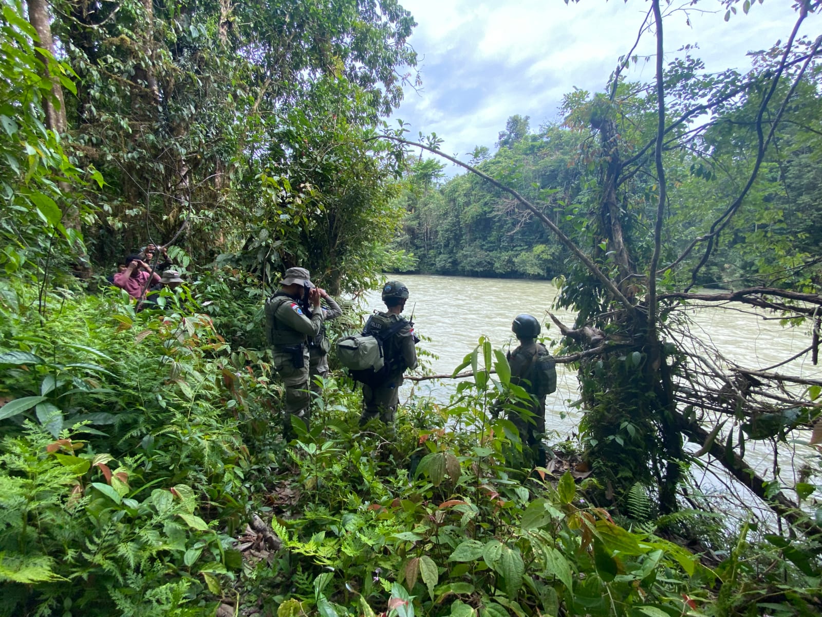 Tim saat mengevakuasi jazad korban.