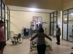 Penjaga Warung Terkena Peluru “Nyasar” saat Polisi Bubarkan Pendukung Gubernur Enembe di Bandara Sentani