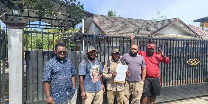 Dinilai Tidak Adil Dalam Pemberian PO dan Pembayaran, Supplier Aktif Lokal Papua Suku Amungme Gembok Kantor Kopkar Sarima