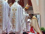 Pentabhisan Uskup Pertama Asli Papua Dihadiri 33 Uskup se-Indonesia, Perarakan Diiringi Tarian Mee dan Ngalum