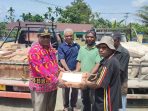 Anggota DPRD Mimika Serahkan Bantuan Bahan Bangunan Untuk Gereja Getzemani