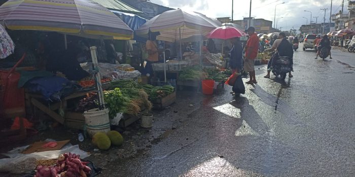 Pedagang Eks Pasar Swadaya Timika Belum Juga Direlokasi, Lalu Lintas Jalan Bhayangkara Selalu Macet