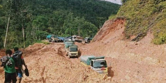 150 Truck Terjebak di Kubangan, Jalan Trans Papua Poros Jayapura-Wamena Ditutup