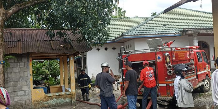 Terkendala HT, Petugas Kesulitan Padamkan Api di Jalan Seroja Timika, Empat Rumah Hangus Terbakar