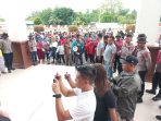 Massa Geruduk Kantor Kejaksaan Negeri Timika, Tuntut Segera Tarik Berkas Kasus Pesawat dari PN Jayapura