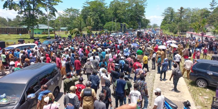 Dihadapan Ribuan Massa Pendukung Plt Bupati Mimika, Anggota DPRP Papua Kecam “Trik Busuk” Kejati dan Kejari Timika