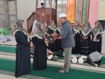 Ketua Hanura Mimika Serahkan Bantuan Alat Hadrah untuk Majelis Taklim Masjid Baiturrahman