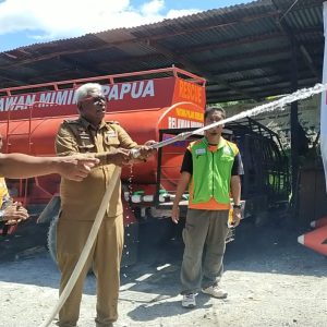 Pemda Mimika Serahkan Bantuan Mobil Suplai Air Damkar dan Perahu Karet Kepada Relawan Mimika Papua
