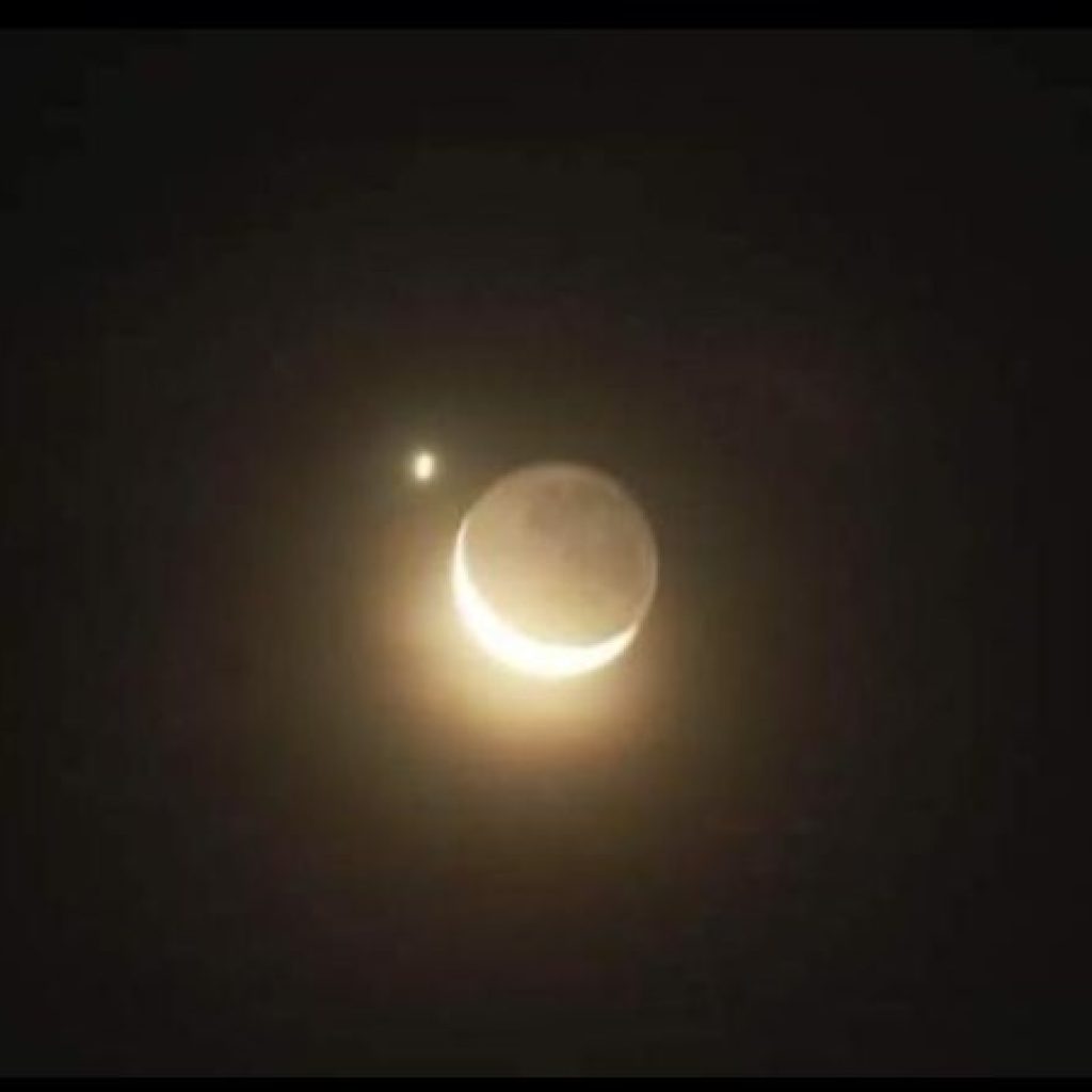 Fenomena Bintang Berdampingan dengan Bulan Sabit di Malam Kedua Ramadan Hebohkan Warga Mimika