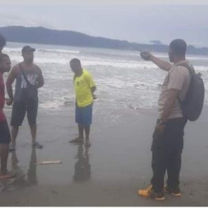 Asyik Mencari Ikan, Kristian Hilang Digulung Ombak Pantai Holtekamp