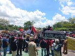 Bawa Peti Mati, Ribuan Massa Kepung Kejari Mimika Tuntut Plt. Bupati John Rettob Dibebaskan