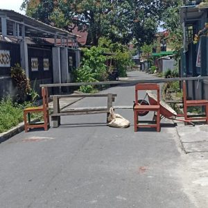 Akibat Kebijakan Perubahan Arah Jalan Budi Utomo Timika, Warga Gang Acis Palang Jalan