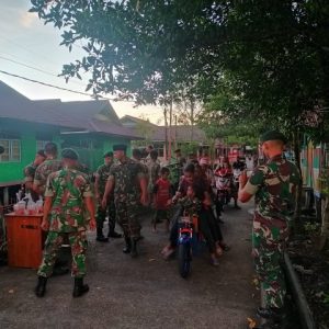 Maknai Ramadhan, Satgas Yonif Raider 600/Modang Pos Agast Berbagi Takjil Dengan Masyarakat Setempat