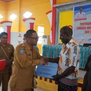 Penjabat Bupati Mappi Serahkan Bantuan Hibah, Bansos dan Ganti Rugi Tanah Tahun Anggaran 2023