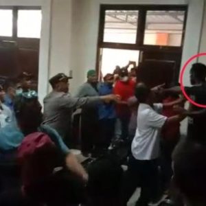 Mahasiswa Bayaran Paksa Tempati Ruang Sidang Bikin Ricuh, Hakim Sakit, Agenda Putusan Sela Plt Bupati Mimika Ditunda