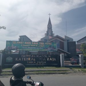 Katedral Tiga Raja Timika Pasang Spanduk Ucapan Idul Fitri 1444 H, Begini Pernyataan Pastor Paroki