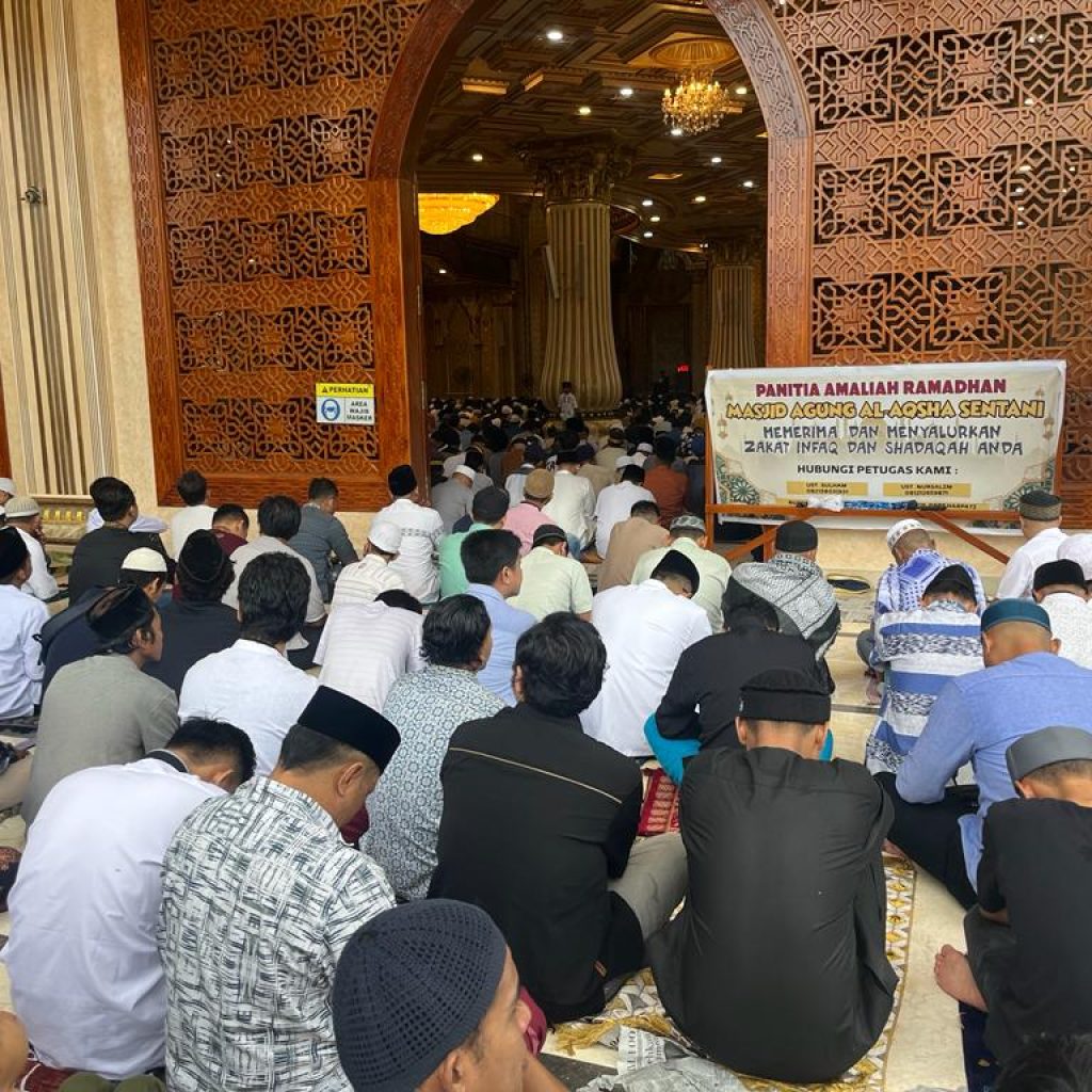 Umat Islam di Sentani Tetap Gelar Shalat Ied Meski Basah-basahan Diguyur Hujan Lebat