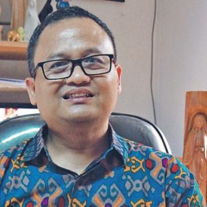 Ketua Komisi Liturgi KAJ Menanggapi Hoax Tentang Warna Pakaian Umat Saat Tri Hari Suci
