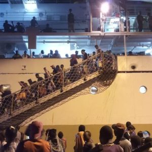 Ruang Tunggu Tidak Difungsikan, Arus Naik Turun Penumpang di Pelabuhan Pomako Semrawut