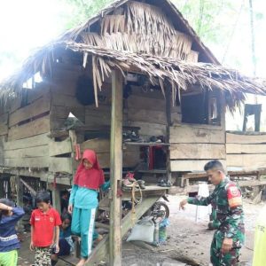 Baznas Kabupaten Bone Serahkan Bantuan Perbaikan Rumah di Kecamatan Cina