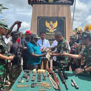 Mantan Simpatisan OPM Serahkan 6 Pucuk Senjata Api dan Peluru ke TNI di Waris Keerom