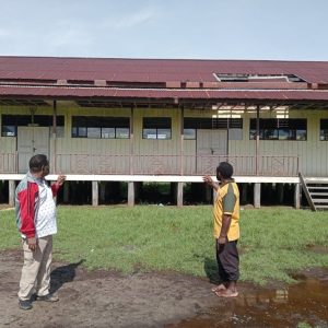 Cerita Singkat di SD YPPK Keakwa Mimika, Biar Gedung Sudah Lapuk Tapi Siswa Rajin Masuk Sekolah, Ternyata dari Rayuan Biskuit….