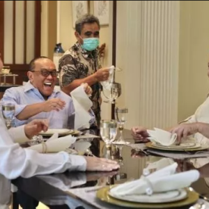 Ketum Gerindra Prabowo Subianto saat berkunjung ke rumah pribadi Aburizal Bakrie