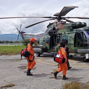 Pesawat SAM AIR Jatuh di Tebing Gunung, TNI AU Kerahkan Helikopter Caracal dari Timika