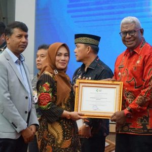Pelaksana Tugas Bupati Mimika John Rettob Segera Terbitkan Regulasi Usai Terima Penghargaan Kemenkes RI