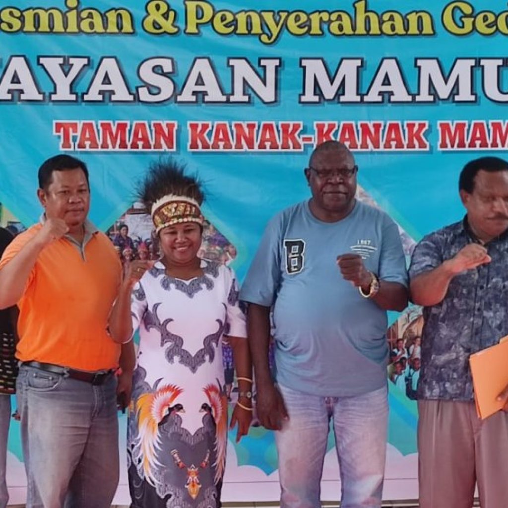 Parade Foto : Freeport Serahterimakan Gedung Sekolah TK Mamunuok Untuk Masyarakat SP 12