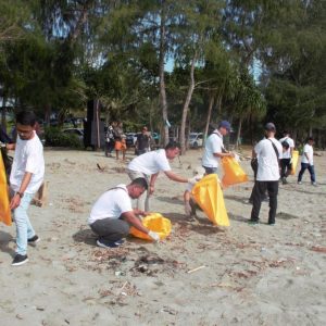 Bersihkan Pantai Holtekamp, PLN dan Komunitas PTS Kumpulkan 27 Ton Sampah