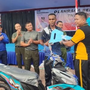 Olahraga Bersama TNI-Polri, Polres Mimika Bagikan Doorprize Satu Unit Sepeda Motor