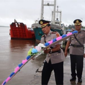 Peringati Hari Bhayangkara Ke-77, Kapolres Asmat Pimpin Tabur Bunga di Pelabuhan Agats
