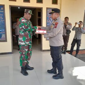Persembahan Kue Ultah dari Koramil 1707-12/Sawaerma Kepada Polsek Sawaerma di Hari Bhayangkara Ke-77