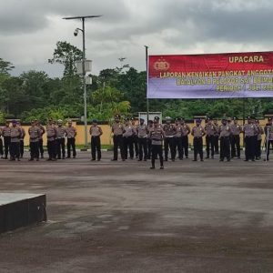 Pimpin Upacara Kenaikan Pangkat 28 Anggota Polri, Ini Pesan Kapolres Mimika