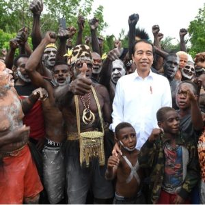Dua Kali Kunjungi Asmat, Warga Terobos Paspampres, Doakan Presiden Jokowi Umur Panjang