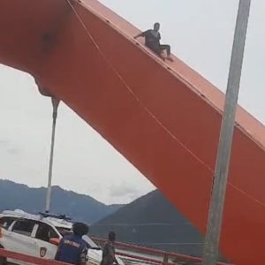 Masalah Dengan Pacar, Seorang Warga Jayapura Viral di Media Sosial Saat Terekam Naik di Atas Jembatan Merah