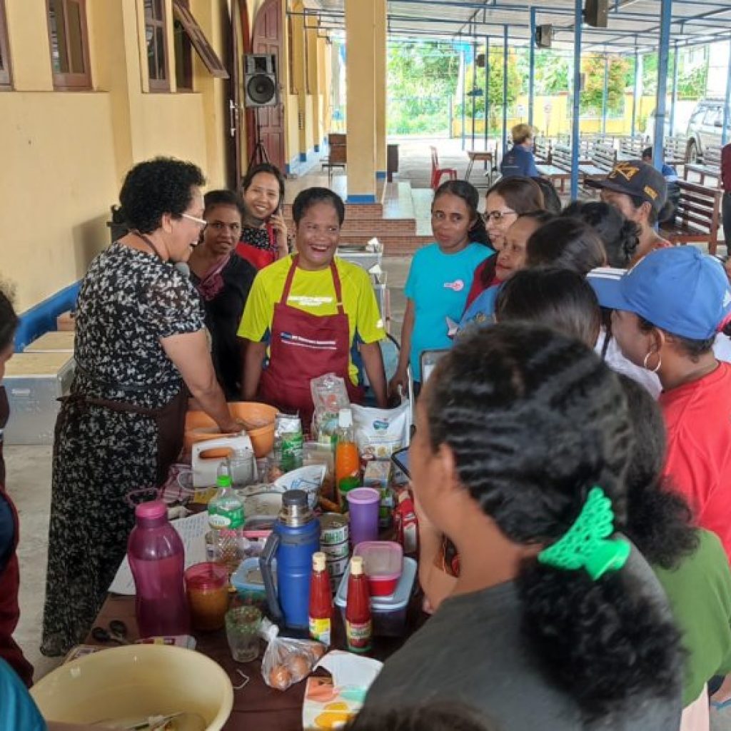 PPUMKM PTFI Beri Pelatihan Pembuatan Pangan Lokal Berbahan Sagu