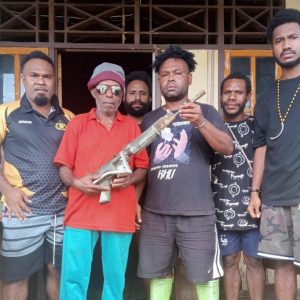 Hanya di Papua Bosss…Pancing Ikan di Kali Tapi yang Didapat Malah Senjata Api SS1 Buatan Pindad