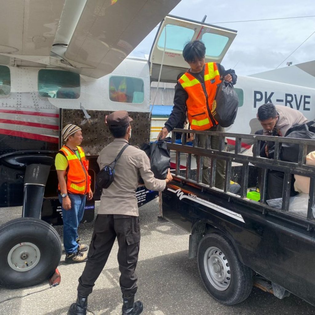 Dukungan Terus Mengalir, Logistik Bantuan Kapolri dan Kapolda Tiba di Distrik Sinak Kabupaten Puncak